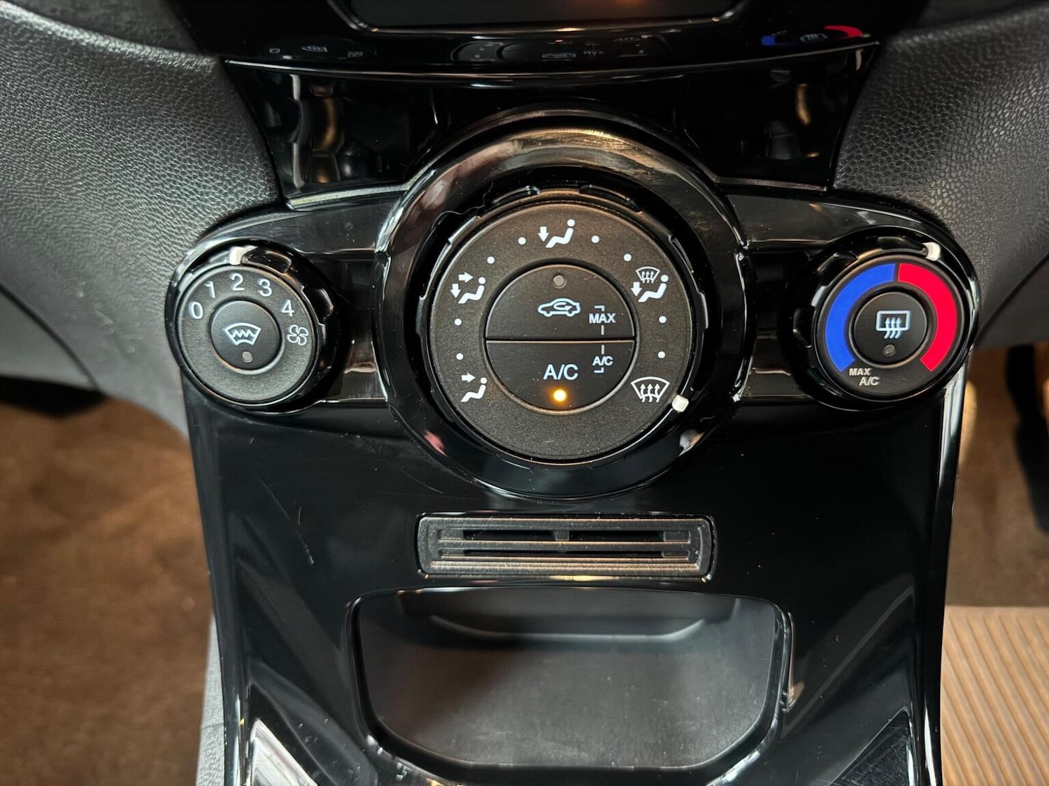 Used Ford Fiesta 2015 for sale - 77240309: Photo 44