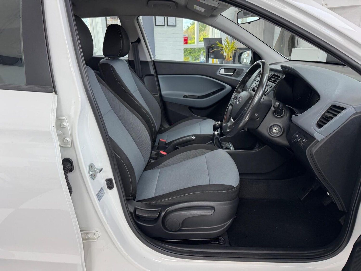 Used Hyundai i20 2017 for sale - 77228255: Photo 41