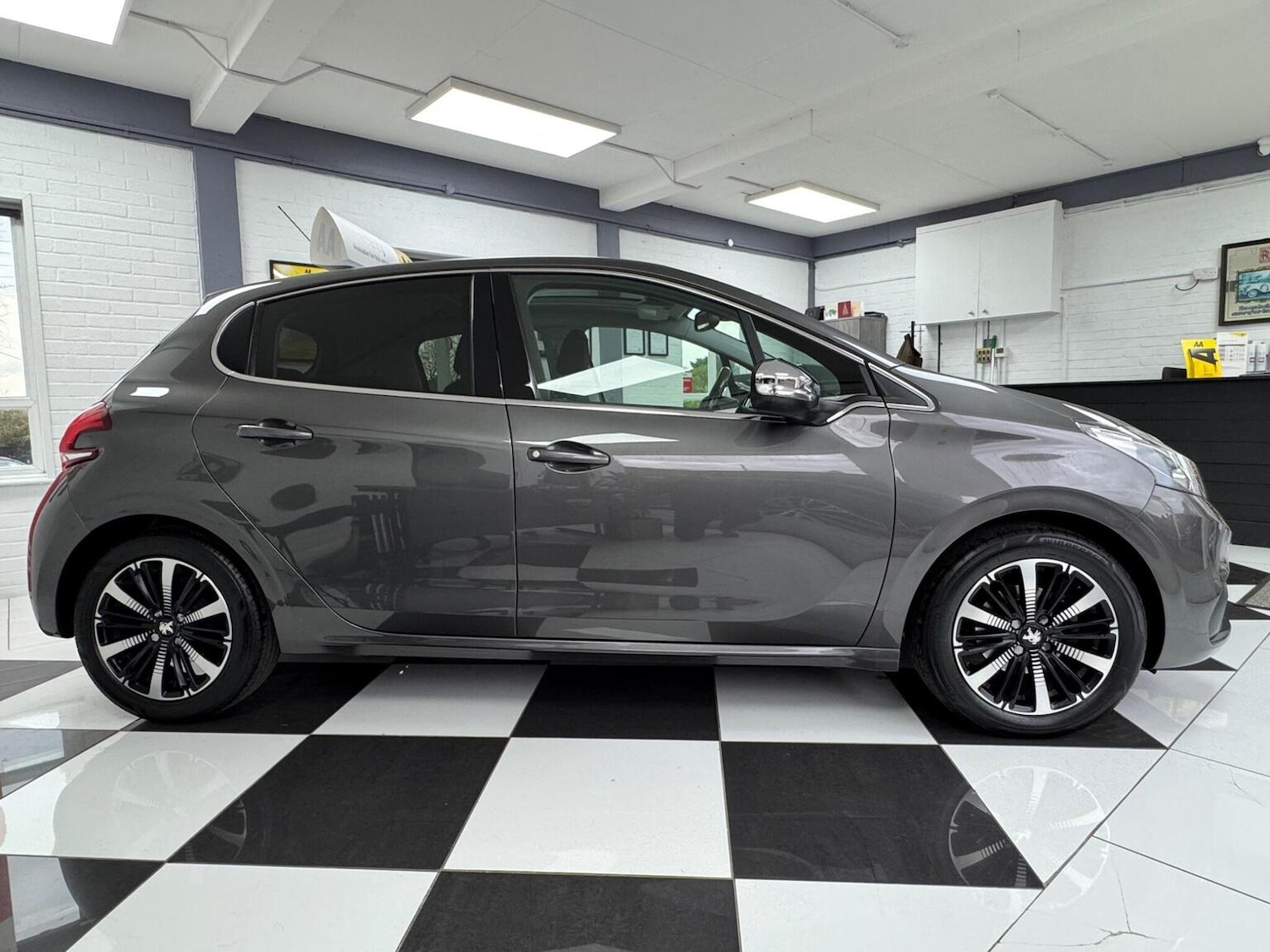 Used Peugeot 208 2018 for sale - 76963303: Photo 8