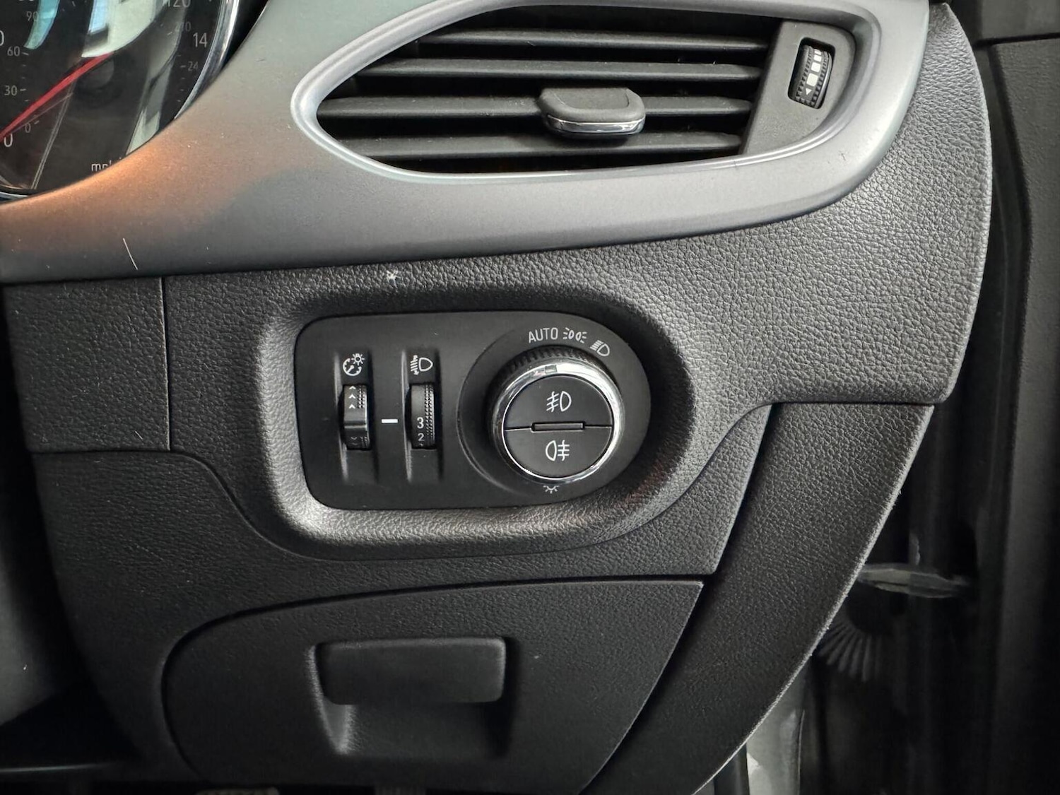 Used Vauxhall Astra 2018 for sale - 77303586: Photo 23