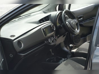 Used Toyota Yaris 2013 for sale - 76077529: Photo