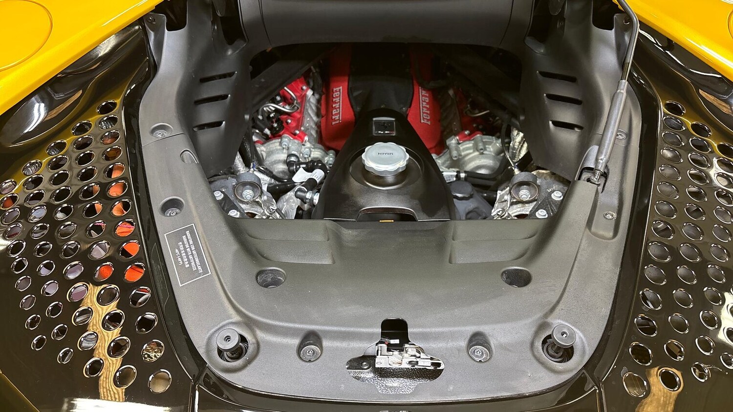 Used Ferrari SF90 Spider 2023 for sale - 76076410: Photo 38