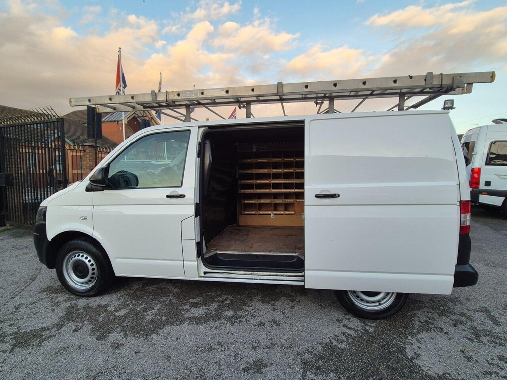 Used Volkswagen Transporter 2015 for sale - 76570460: Photo 2