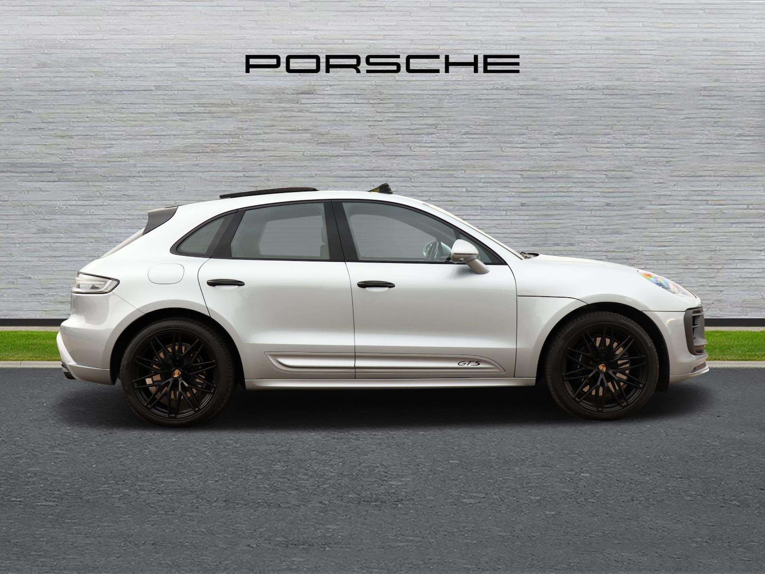 Used Porsche Macan 2023 for sale - 76156068: Photo 2