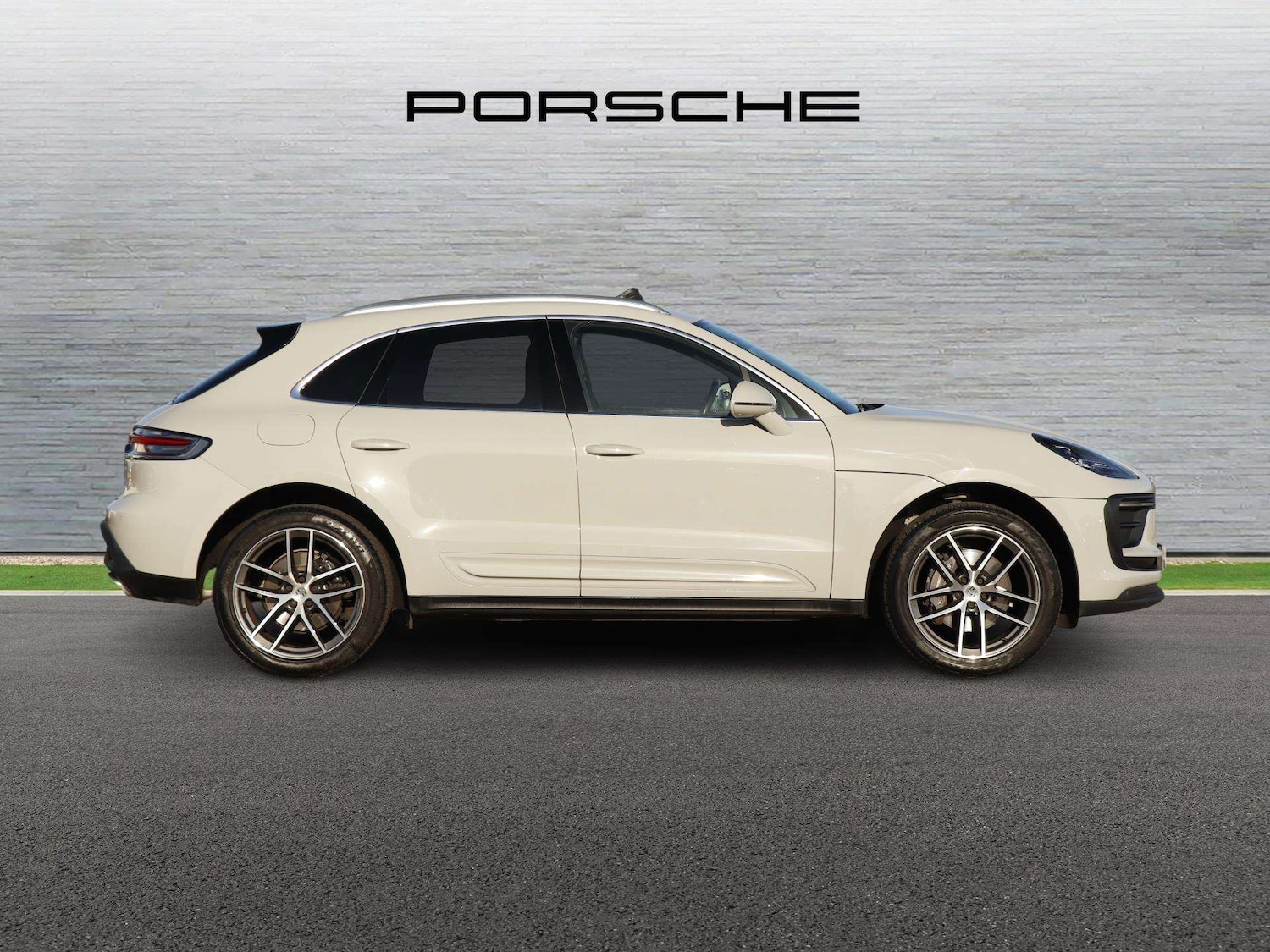 Used Porsche Macan 2022 for sale - 77928379: Photo 2