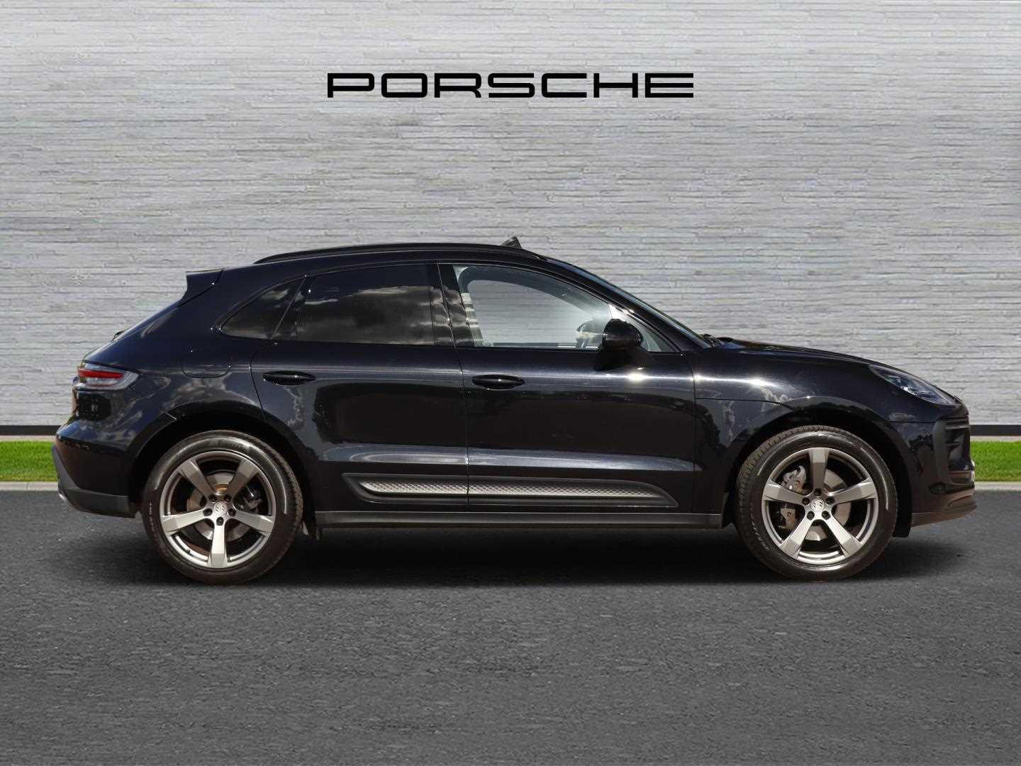 Used Porsche Macan 2022 for sale - 78052235: Photo 2