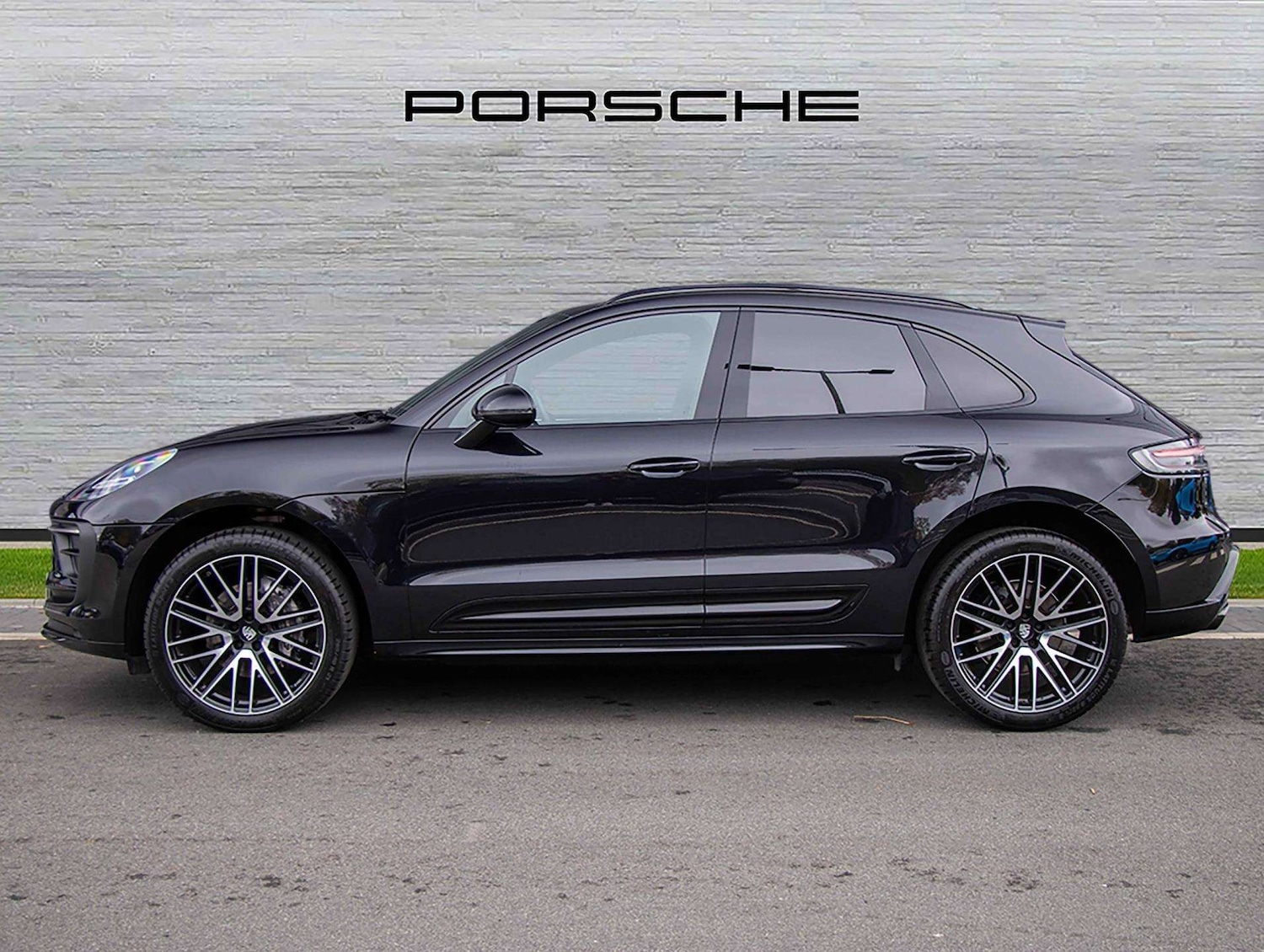 Used Porsche Macan 2024 for sale - 76576016: Photo 2