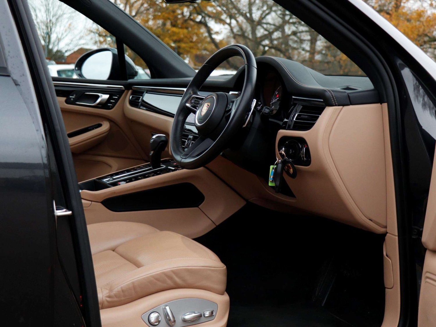 Used Porsche Macan 2023 for sale - 76789320: Photo 11