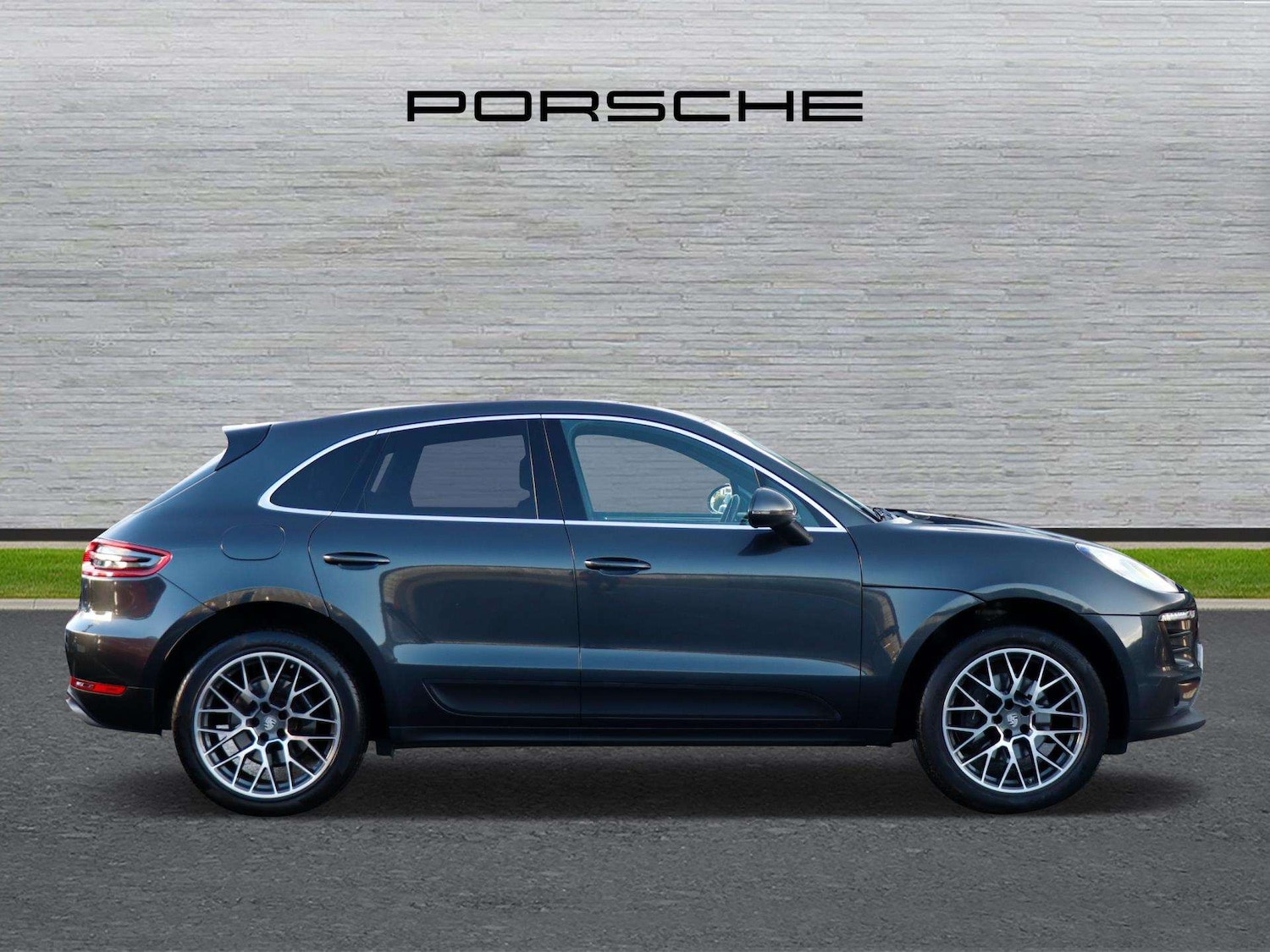 Used Porsche Macan 2018 for sale - 76804930: Photo 2