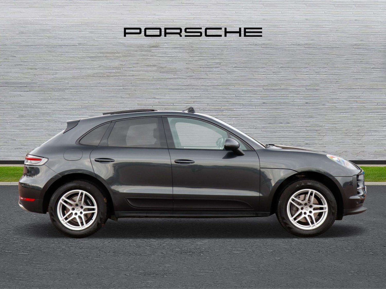 Used Porsche Macan 2020 for sale - 76889849: Photo 2