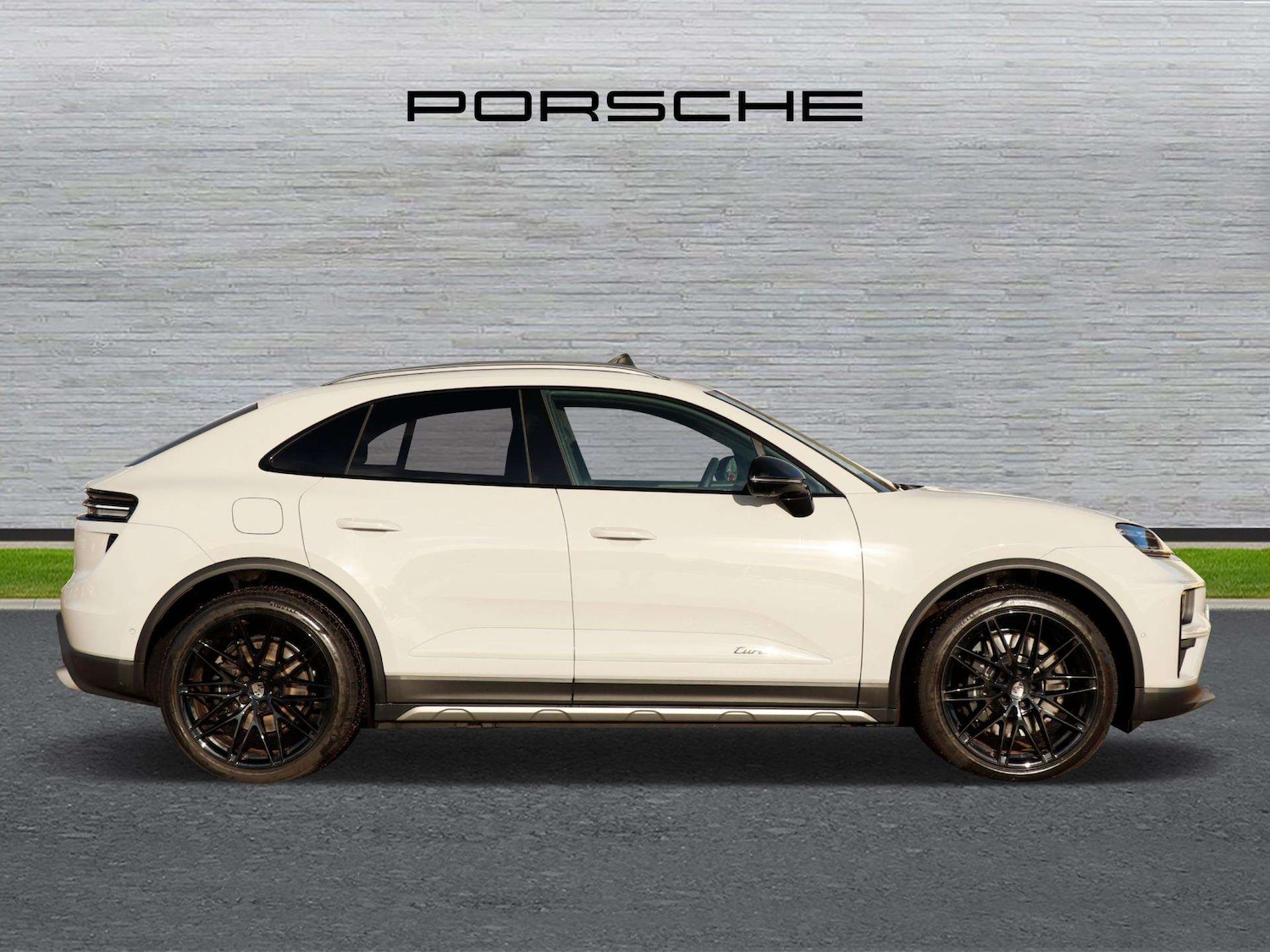 Used Porsche Macan 2026 for sale - 77257235: Photo 2