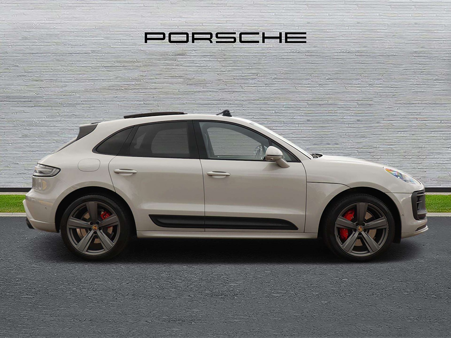 Used Porsche Macan 2021 for sale - 76661742: Photo 2