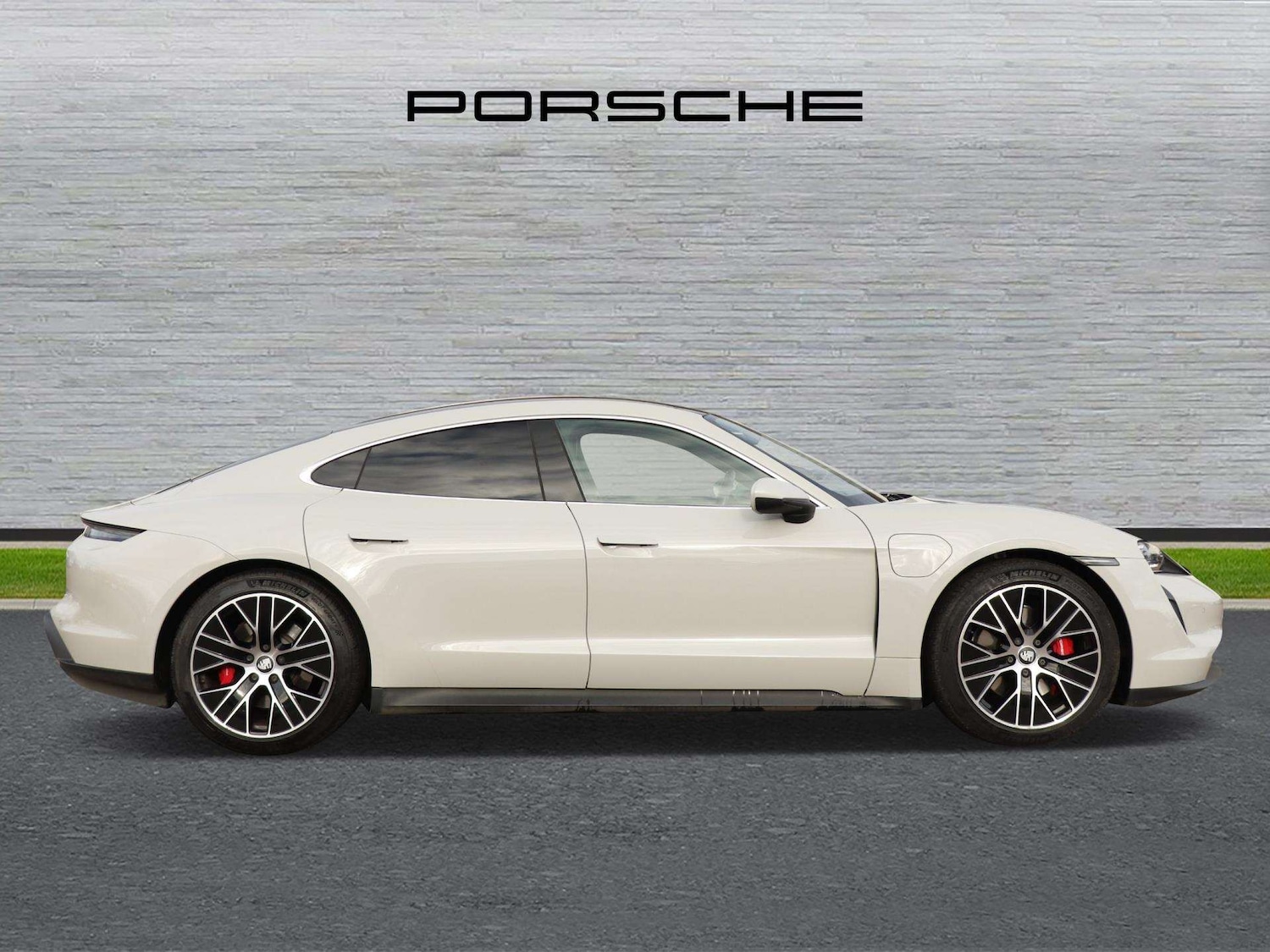 Used Porsche Taycan 2022 for sale - 77270192: Photo 2