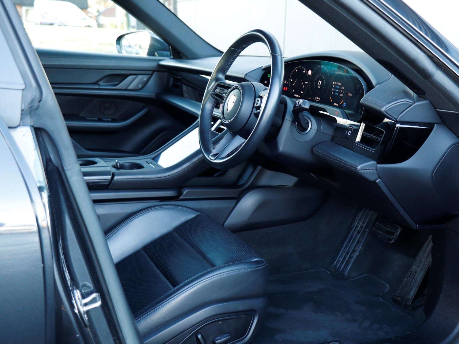 Used Porsche Taycan 2022 for sale - 76875849: Photo 11