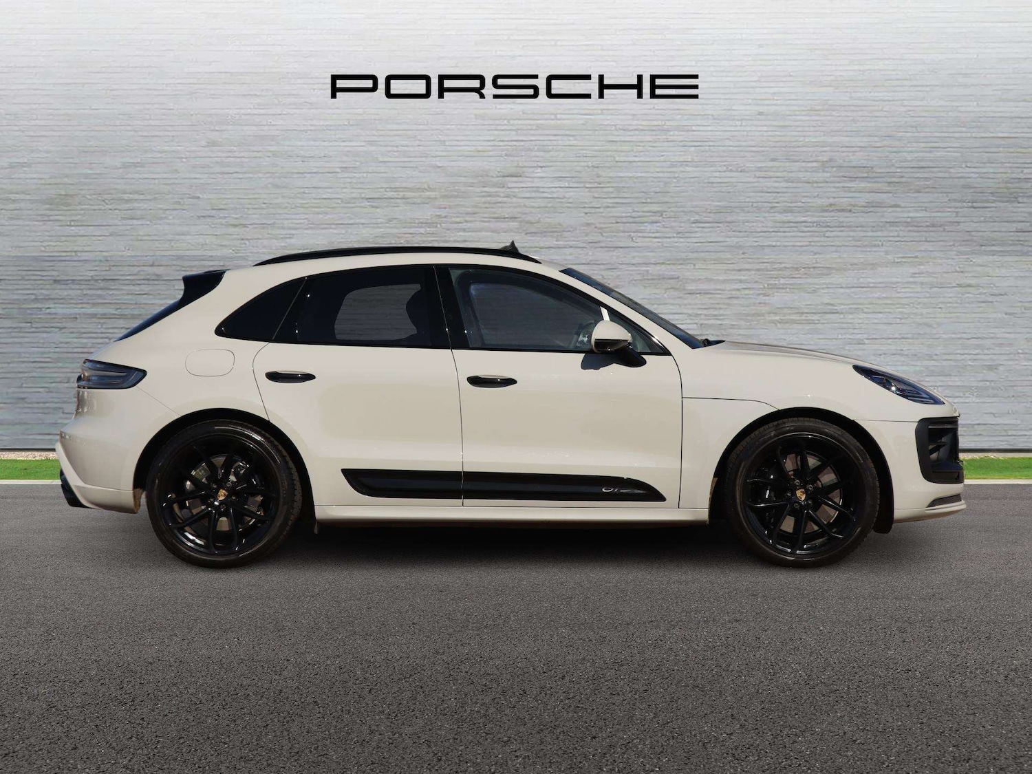 Used Porsche Macan 2023 for sale - 78161476: Photo 2