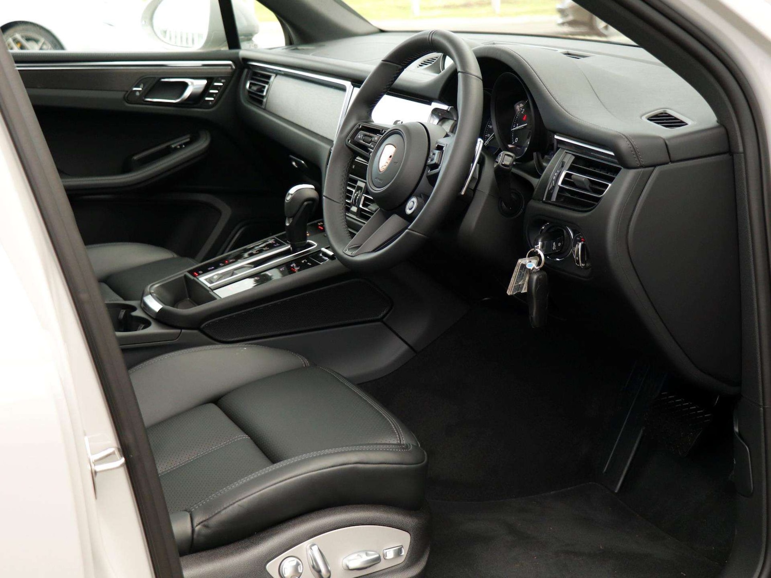 Used Porsche Macan 2025 for sale - 76875815: Photo 10