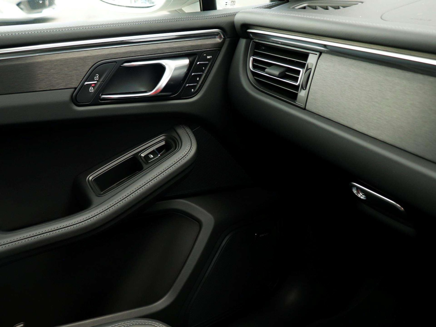 Used Porsche Macan 2025 for sale - 76875815: Photo 24