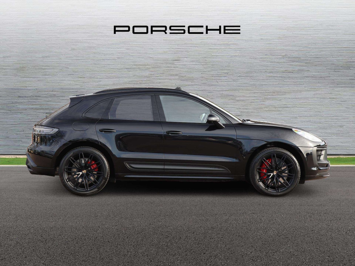 Used Porsche Macan 2023 for sale - 77772126: Photo 2