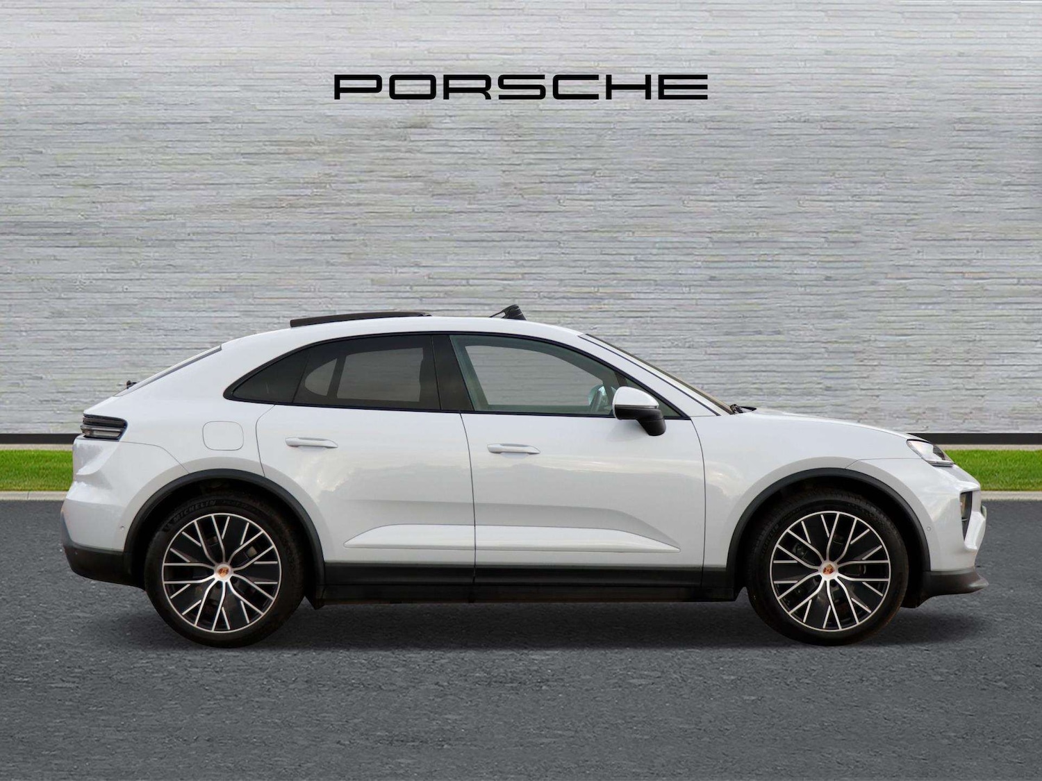 Used Porsche Macan 2025 for sale - 78187805: Photo 2