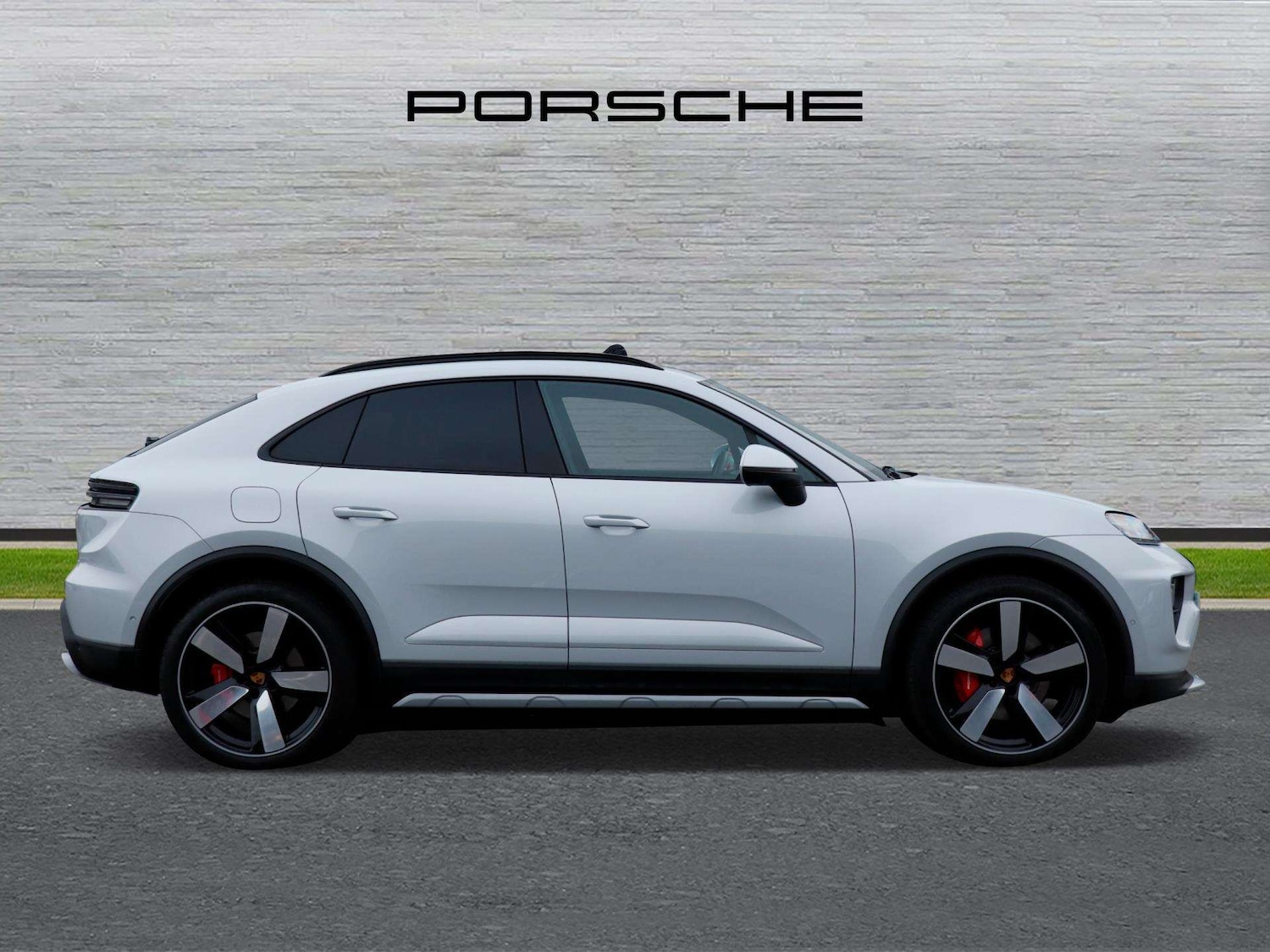 Used Porsche Macan 2024 for sale - 77076467: Photo 2