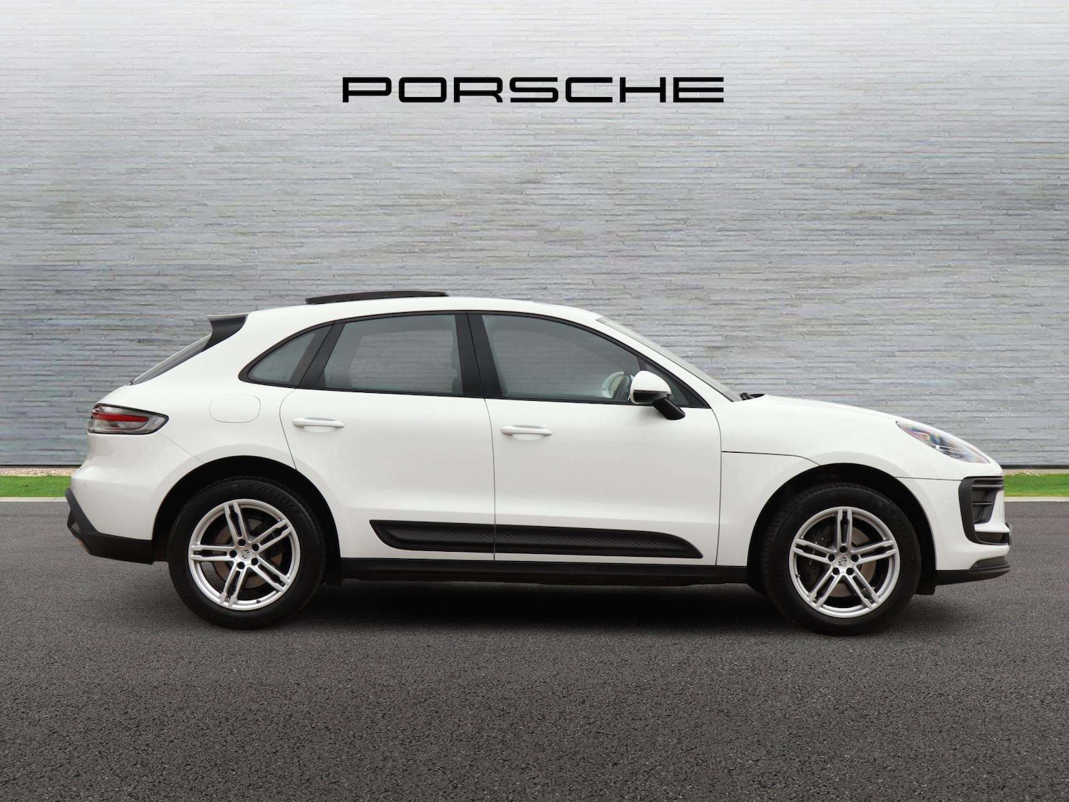 Used Porsche Macan 2024 for sale - 77686442: Photo 2