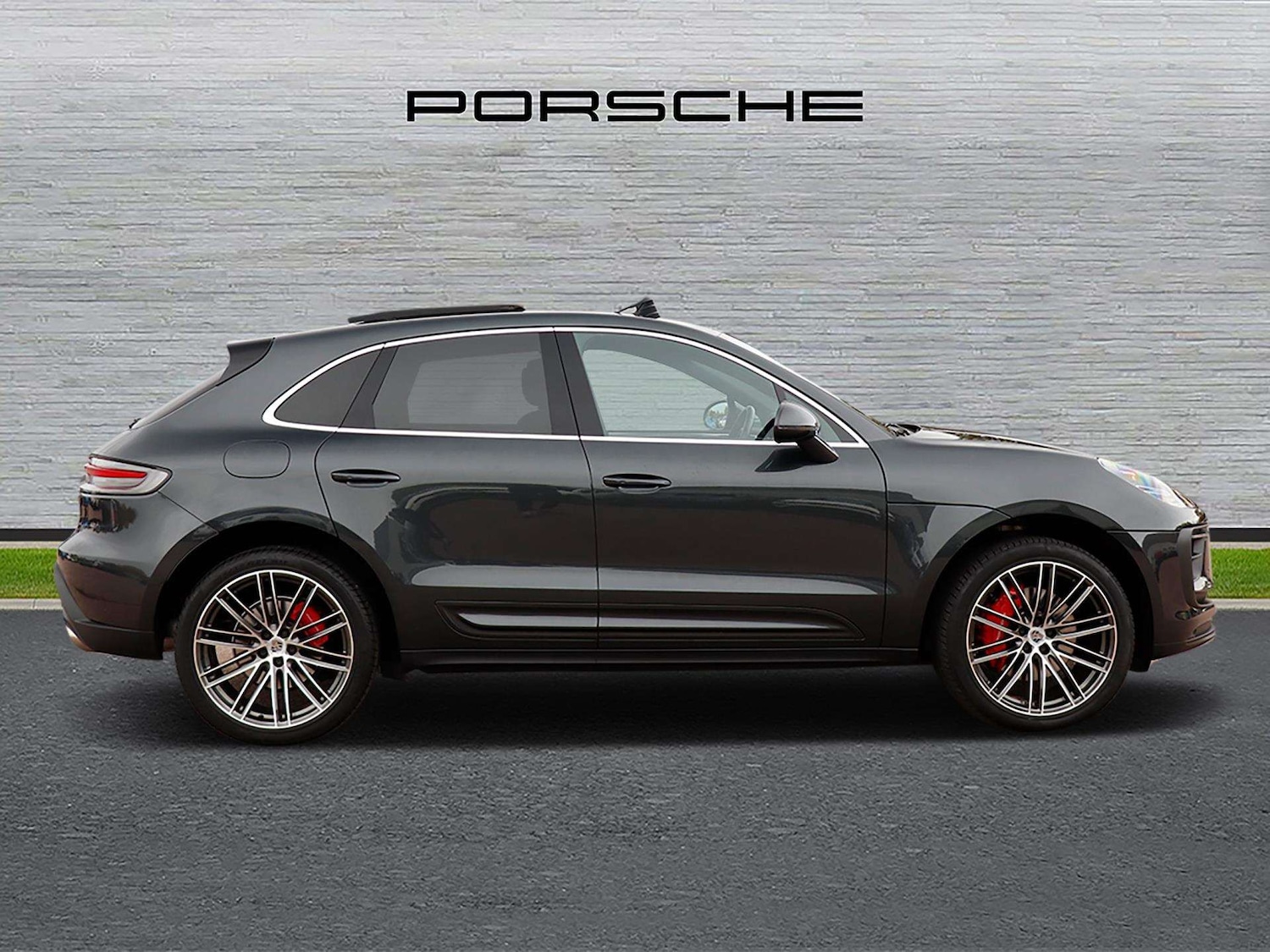 Used Porsche Macan 2023 for sale - 76421213: Photo 2