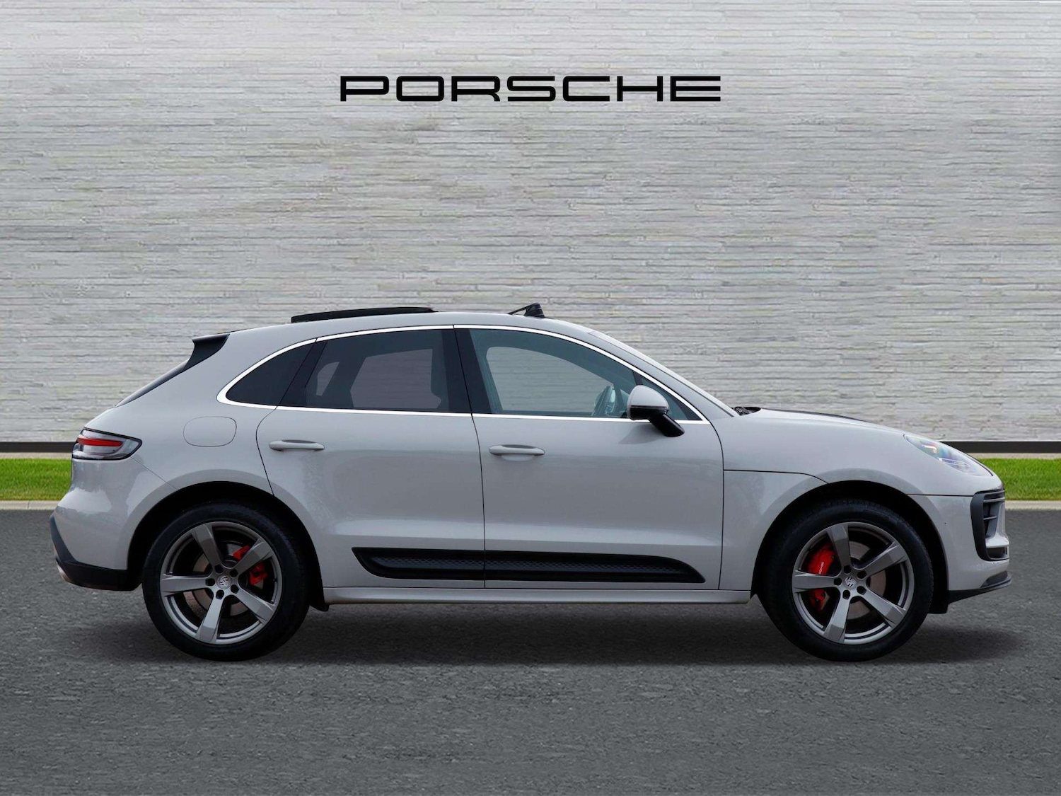Used Porsche Macan 2023 for sale - 77000139: Photo 2