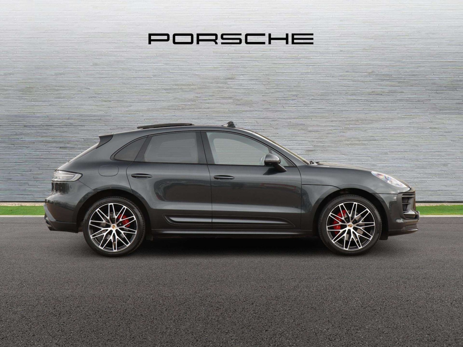 Used Porsche Macan 2023 for sale - 77686660: Photo 2