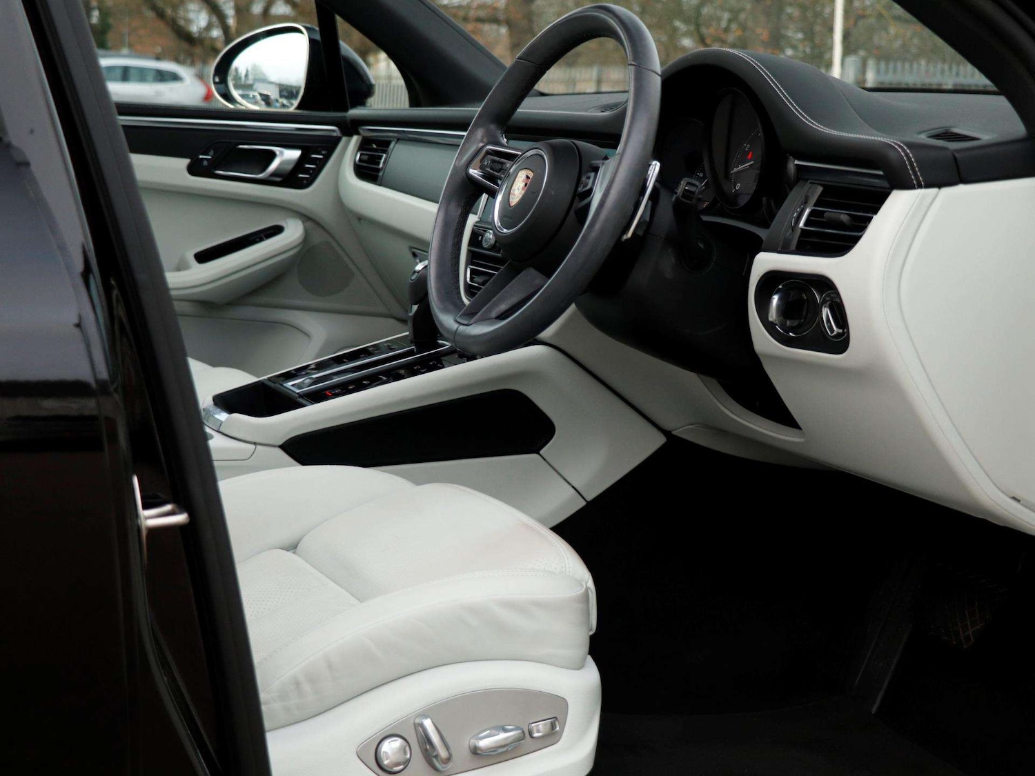 Used Porsche Macan 2023 for sale - 76967720: Photo 12