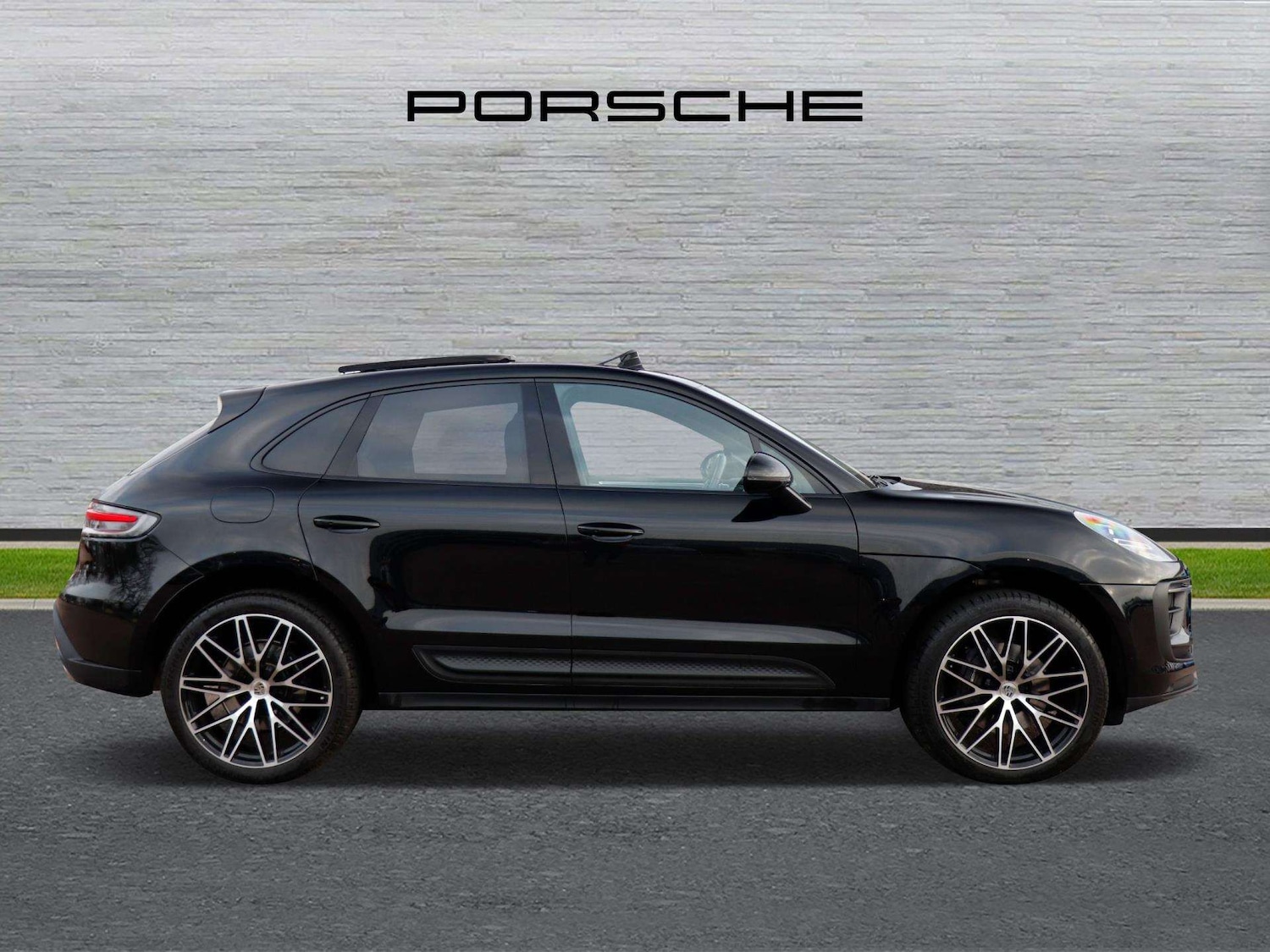 Used Porsche Macan 2023 for sale - 76967720: Photo 2