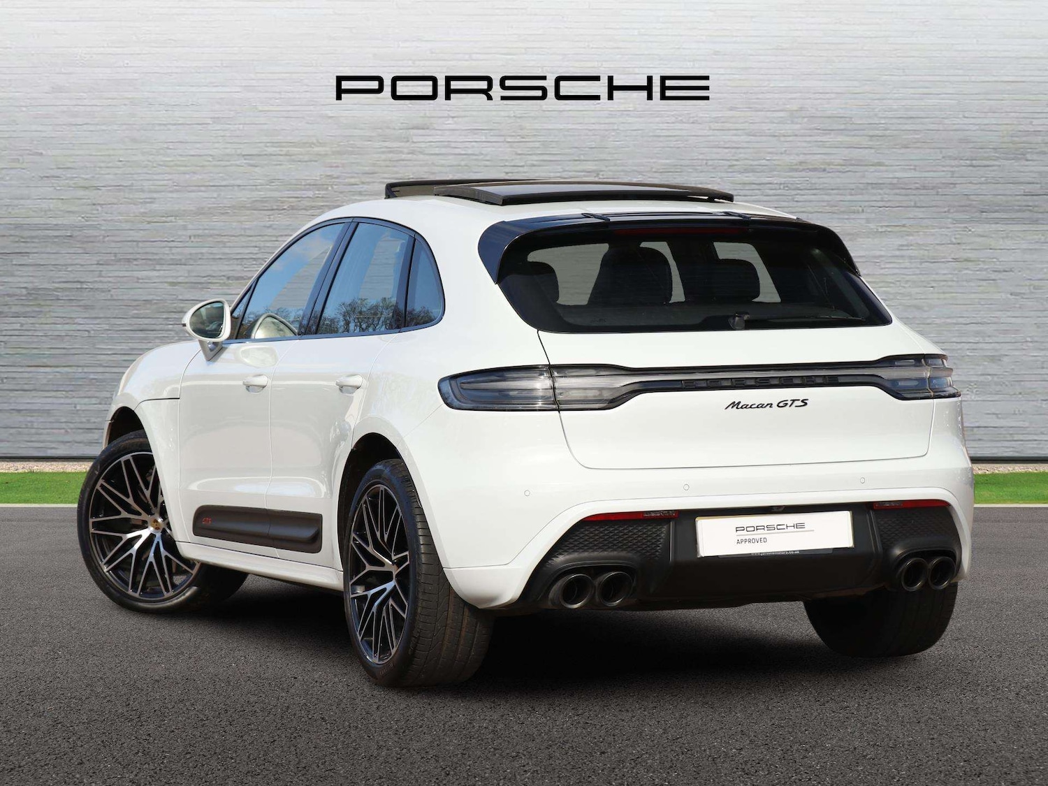 Used Porsche Macan 2023 for sale - 78037717: Photo 2
