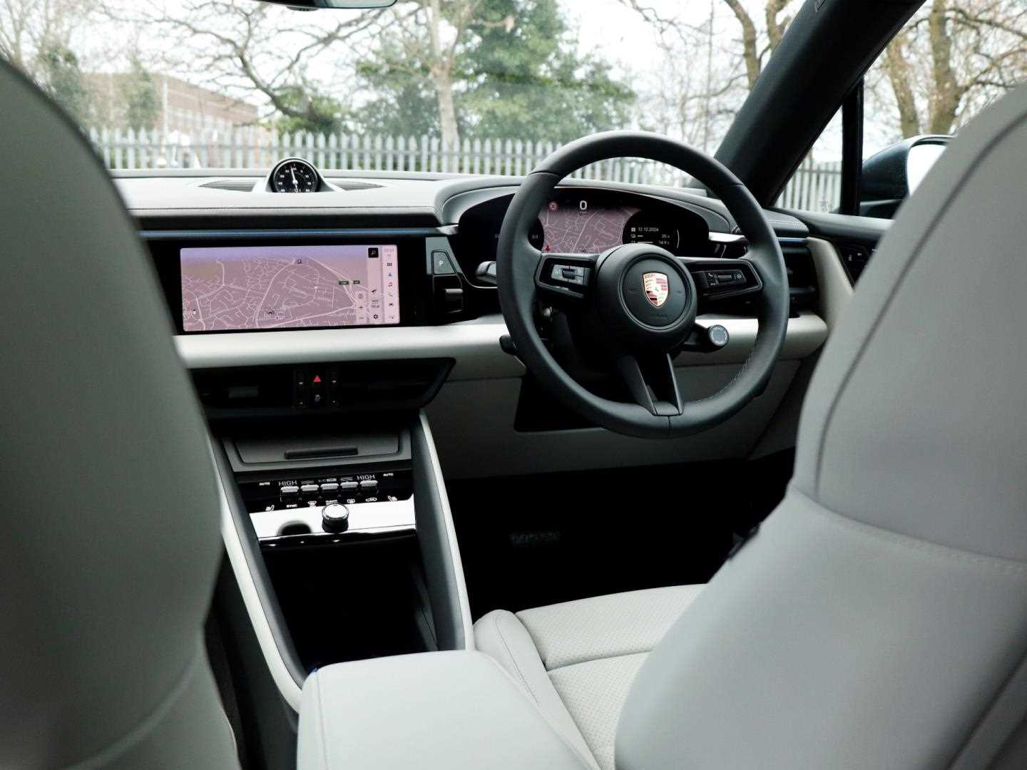 Used Porsche Macan 2024 for sale - 76329121: Photo 12