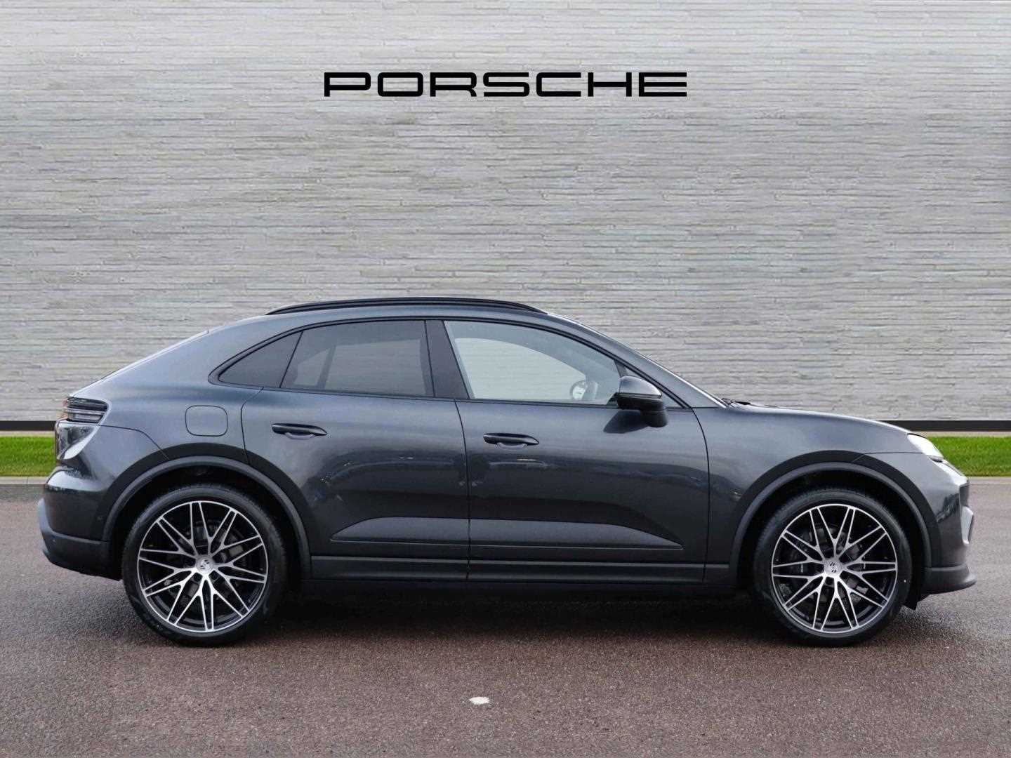 Used Porsche Macan 2024 for sale - 76329121: Photo 2