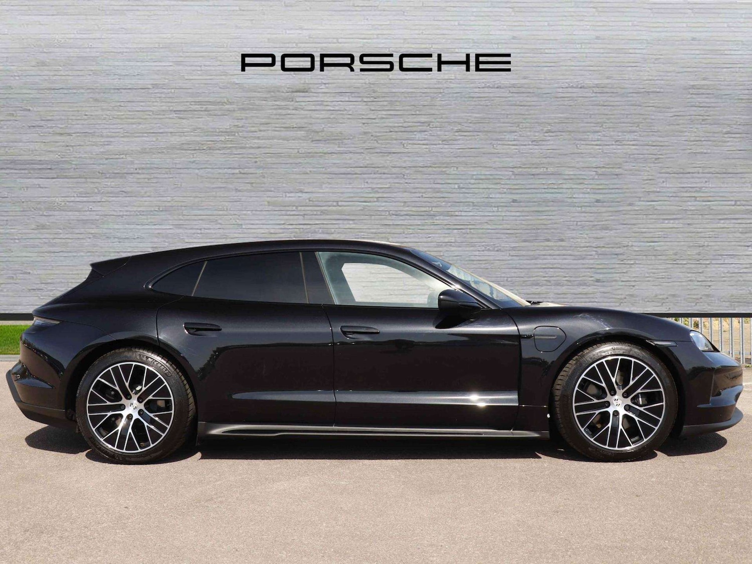 Used Porsche Taycan 2025 for sale - 76004387: Photo 2