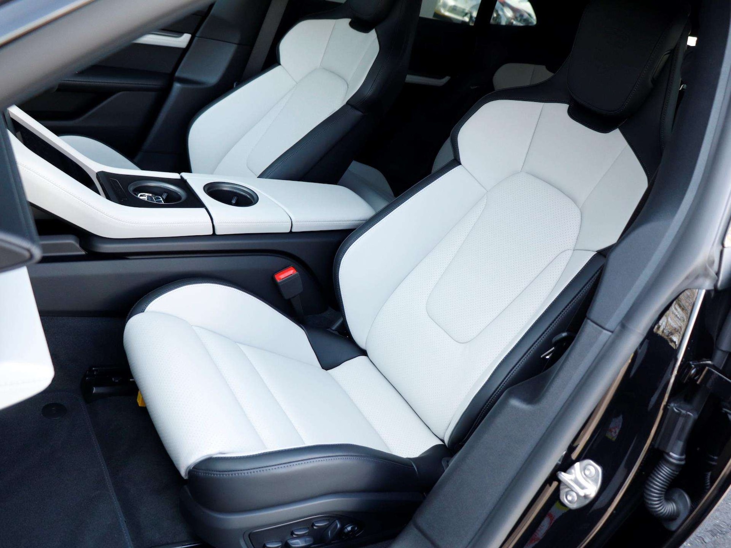 Used Porsche Taycan 2025 for sale - 76004387: Photo 25