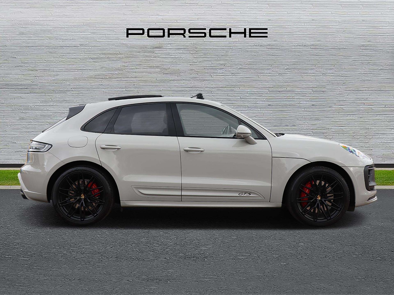 Used Porsche Macan 2023 for sale - 76475851: Photo 2