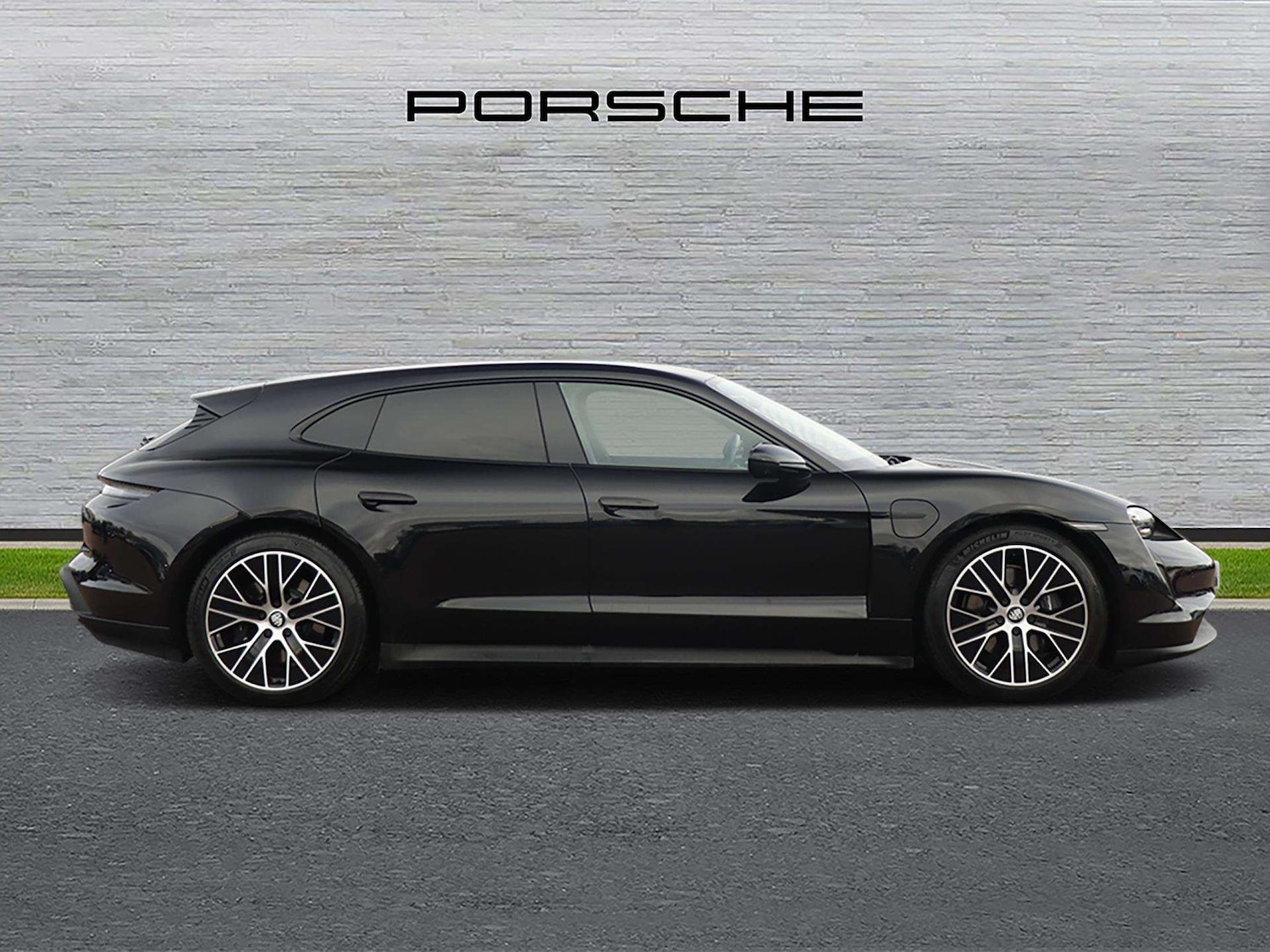 Used Porsche Taycan 2022 for sale - 76746076: Photo 2