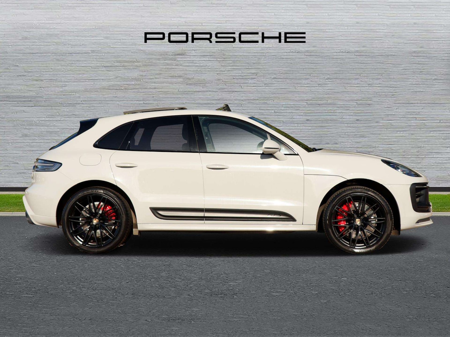 Used Porsche Macan 2022 for sale - 76087842: Photo 2