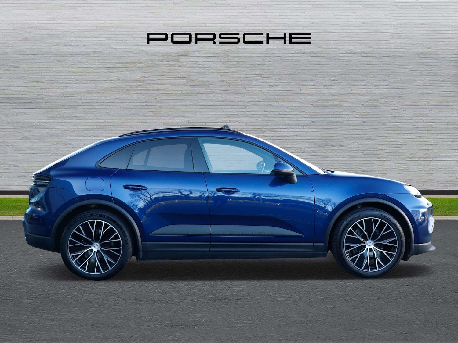 Used Porsche Macan 2025 for sale - 77112446: Photo 2