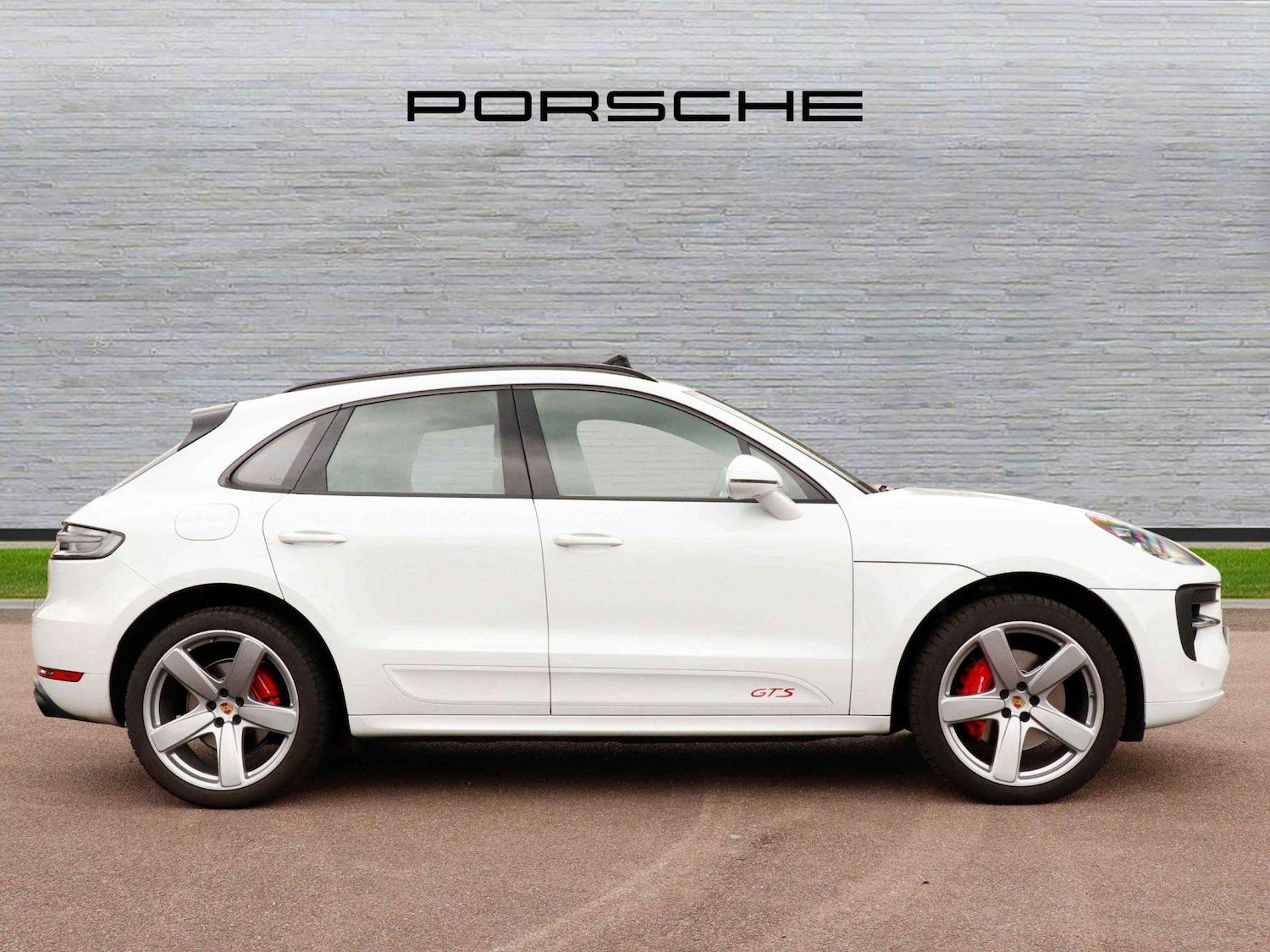 Used Porsche Macan 2020 for sale - 76842843: Photo 2