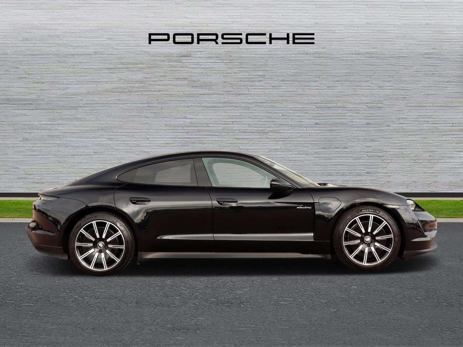 Used Porsche Taycan 2021 for sale - 76310811: Photo 2