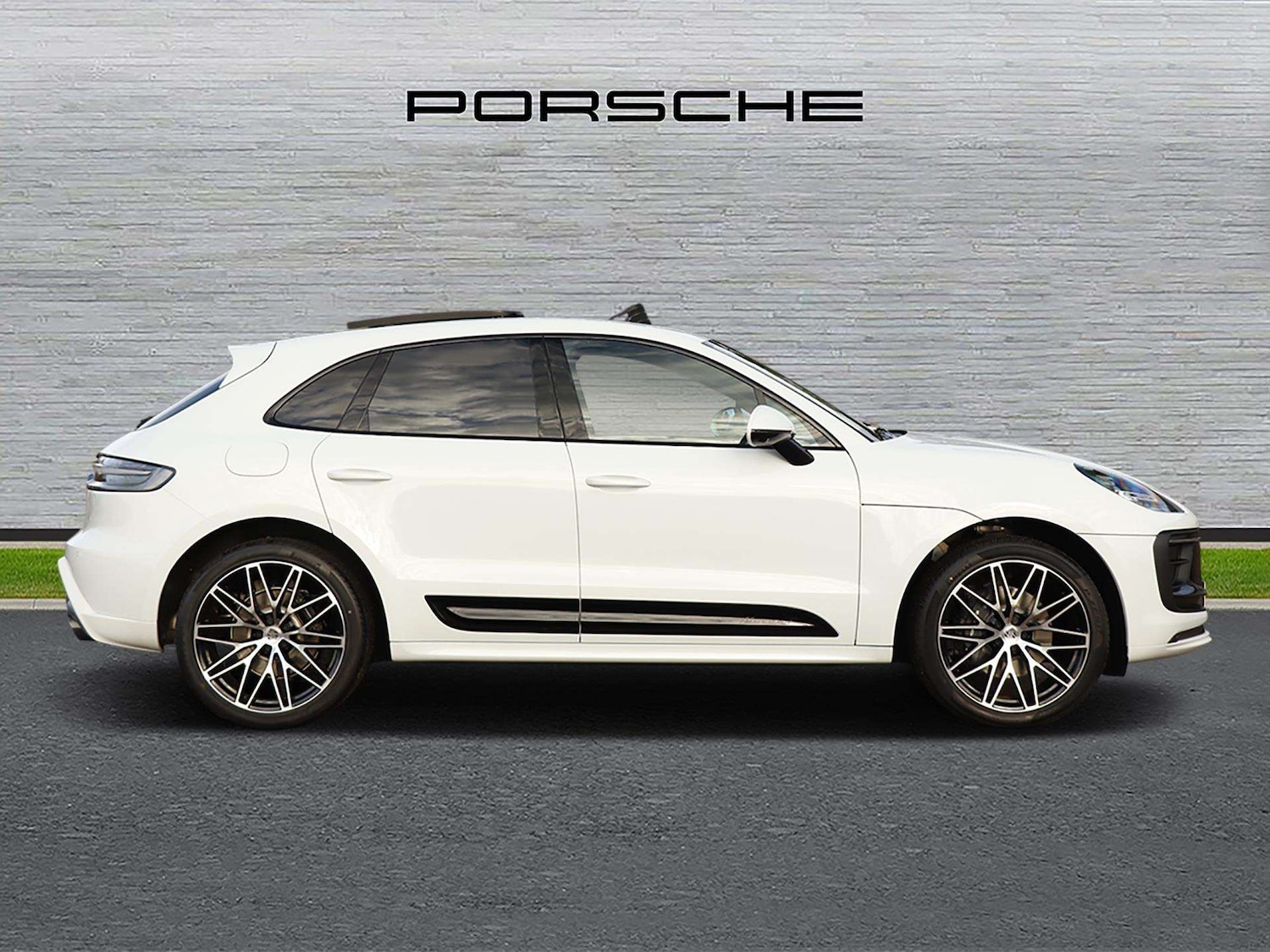 Used Porsche Macan 2025 for sale - 76875716: Photo 2