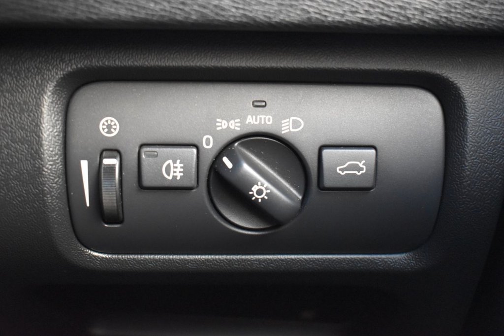 Used Volvo V40 2019 for sale - 76698249: Photo 19