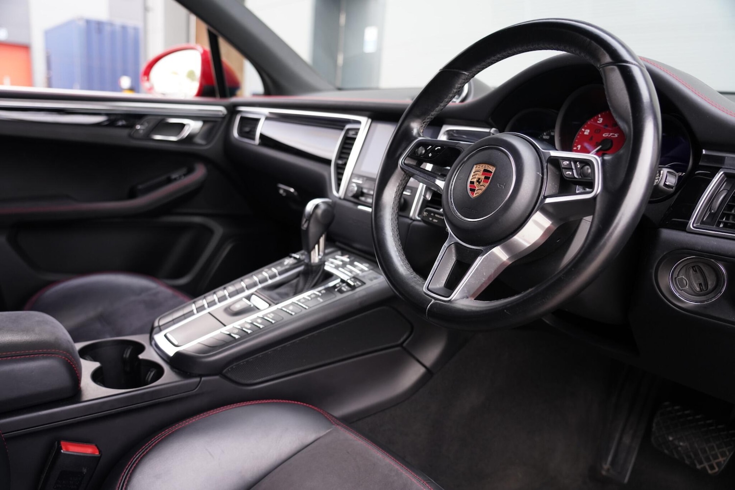 Used Porsche Macan 2017 for sale - 76657359: Photo 2