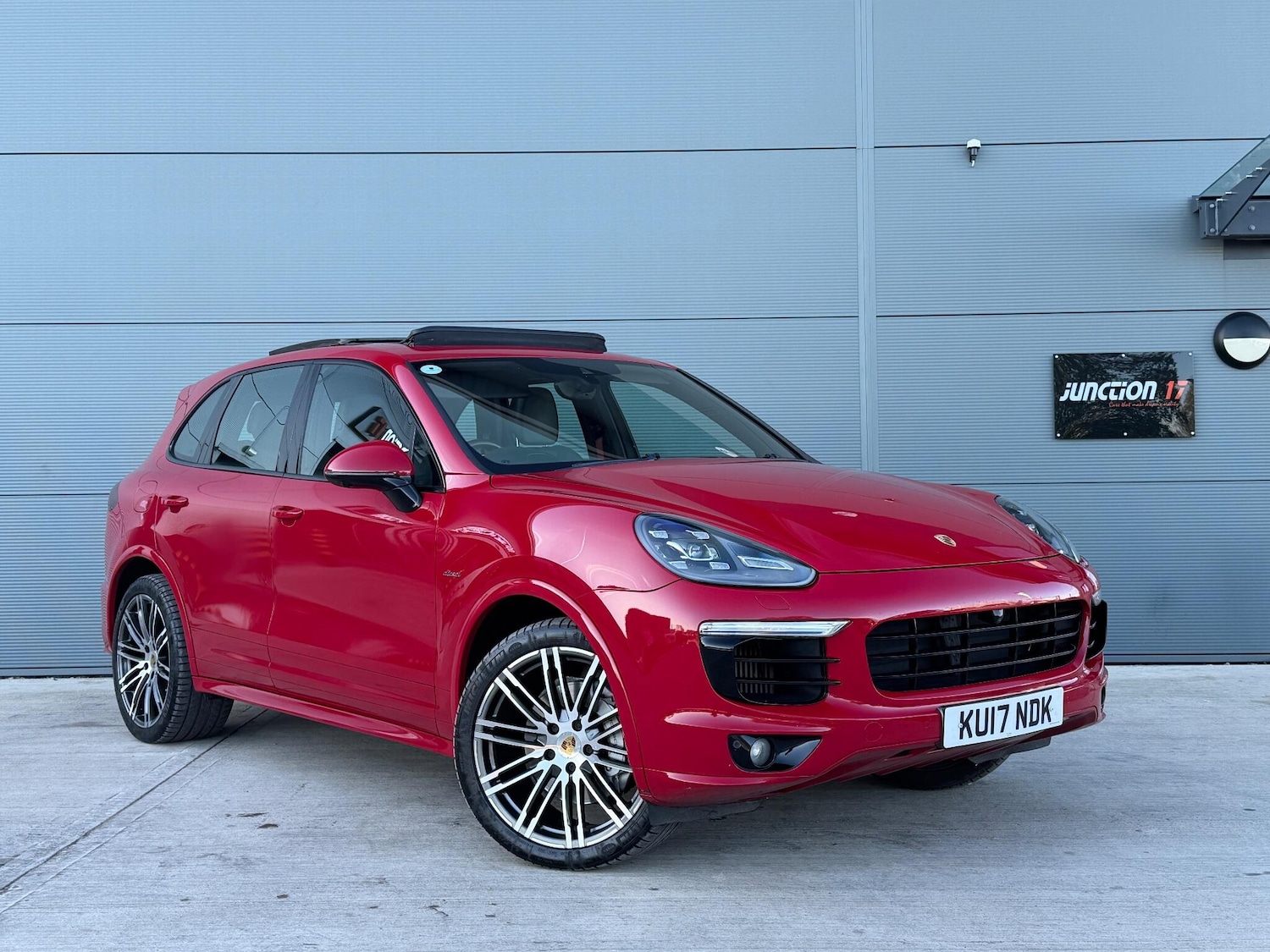 Used Porsche Cayenne 2017 for sale - 76667311: Photo 1