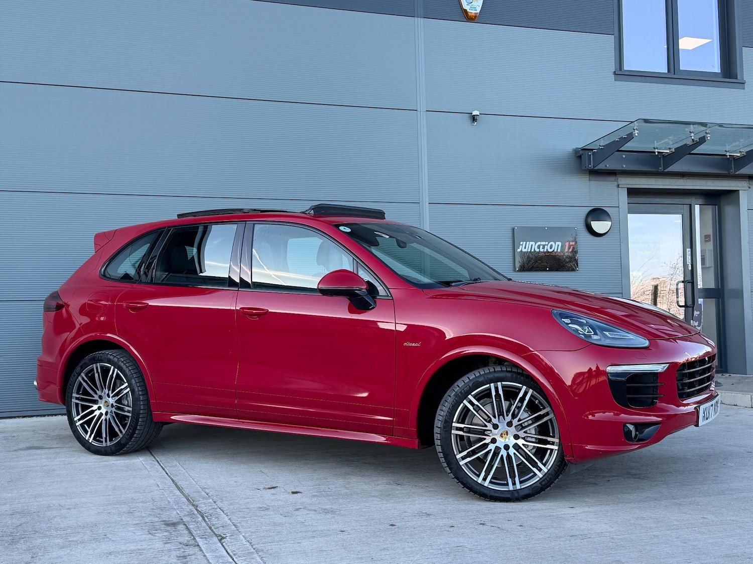 Used Porsche Cayenne 2017 for sale - 76667311: Photo 2