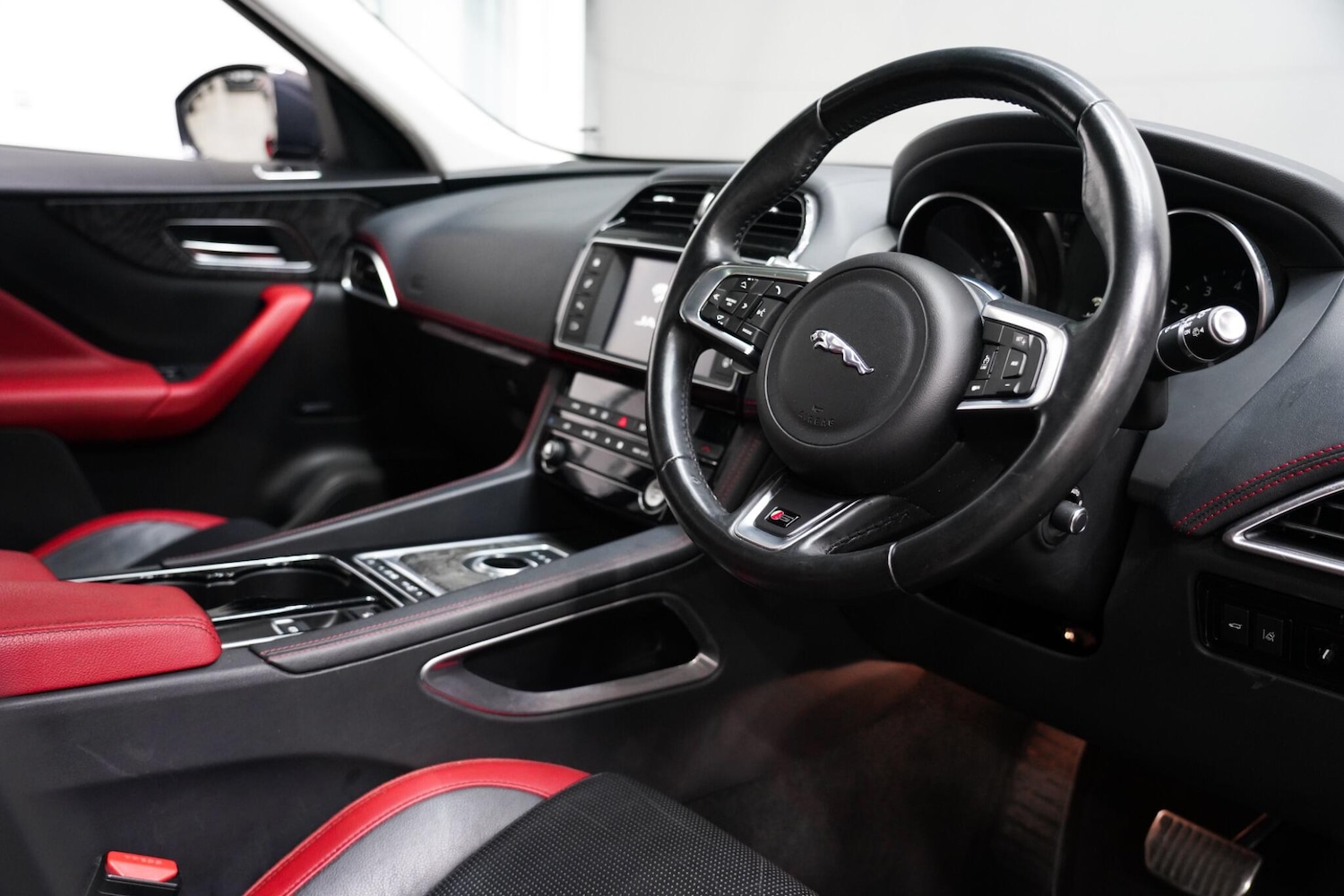 Used Jaguar F-Pace 2016 for sale - 76658372: Photo 2