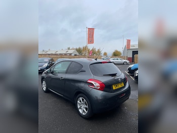 Used Peugeot 208 2015 for sale - 76449345: Photo