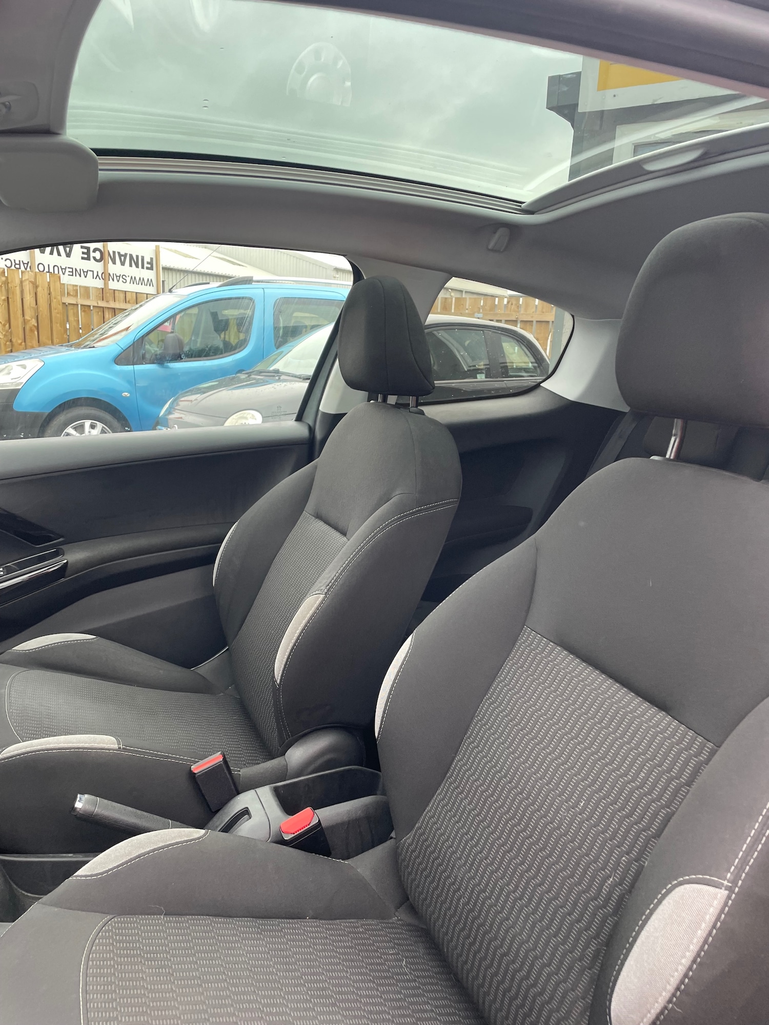 Used Peugeot 208 2015 for sale - 76449345: Photo 6