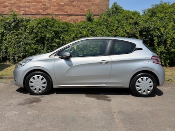 Used Peugeot 208 2015 for sale - 79543993: Photo